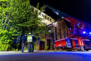 Feuerwehr löscht Brand im alten Heizhaus in Spremberg