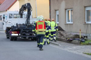 Bagger reißt Gasleitung auf: Feuerwehreinsatz in Lauchhammer
