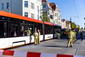 Unfall in Cottbus: LKW kollidiert mit neuer Straßenbahn und flüchtet