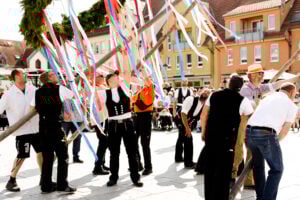 Lübben startet mit Maibaumstellen und Open-Air-Party in den Mai