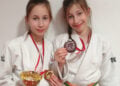 Amy und Amelia Krupper sind derzeit Spremberg`s fleißigste Judo Zwillinge. Hier mit ihren Medaillen und der Trophäe vom Osterpokal in Tirol (Bild: KSC ASAHI Spremberg)