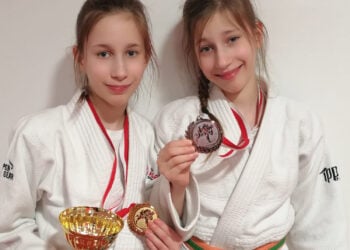 Amy und Amelia Krupper sind derzeit Spremberg`s fleißigste Judo Zwillinge. Hier mit ihren Medaillen und der Trophäe vom Osterpokal in Tirol (Bild: KSC ASAHI Spremberg)