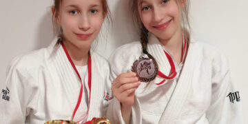 Amy und Amelia Krupper sind derzeit Spremberg`s fleißigste Judo Zwillinge. Hier mit ihren Medaillen und der Trophäe vom Osterpokal in Tirol (Bild: KSC ASAHI Spremberg)
