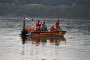 Feuerwehren rücken zu Ölalarm am Hafen Blossin aus