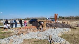 Rotary Club Cottbus errichtet Bienenburg im Branitzer Park