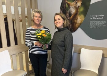 Stephanie Gerischka, Prokuristin der MVZ Poliklinik Spremberg GmbH, begrüßt die ersten Patienten in der neuen Orthopädischen Praxis (Bild: Krankenhaus Spremberg)