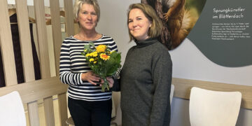 Stephanie Gerischka, Prokuristin der MVZ Poliklinik Spremberg GmbH, begrüßt die ersten Patienten in der neuen Orthopädischen Praxis (Bild: Krankenhaus Spremberg)