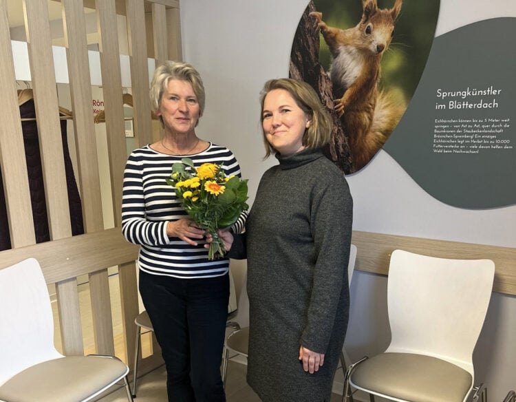 Stephanie Gerischka, Prokuristin der MVZ Poliklinik Spremberg GmbH, begrüßt die ersten Patienten in der neuen Orthopädischen Praxis (Bild: Krankenhaus Spremberg)