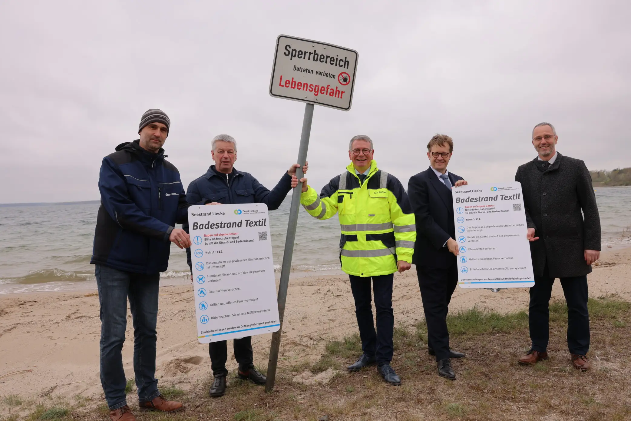 Gaben heute einen Teil des Sedlitzer Sees frei (v.l.n.r.): Martin Wolf (Leiter Infrastruktur Zweckverband LSB), Detlev Wurzler (Verbandsvorsteher Zweckverband LSB), Gerd Richter (Sanierungsbereichsleiter Lausitz LMBV), Andreas Pfeiffer (Bürgermeister Senftenberg), Marcus Lein (Ehrenamtlicher Bürgermeister Neu-Seeland); Foto: LMBV