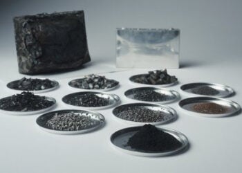 Einzelne Bestandteile des Materials aus dem mechanischen Recycling von gebrauchten Lithium-Ionen-Batterien (Foto: Anton Röntz)