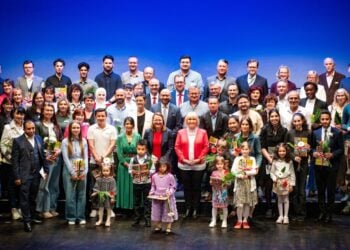 Gruppenfoto aller Eingebürgerten (
© Landtag Brandenburg / Stefan Gloede)