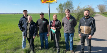 Von links: Paul Burigk, amtlicher Tierarzt für Tierseuchenbekämpfung, Amtstierärztin und Amtsleiterin Mareike Wohlert, Seval Hidanovic (HSR Herzberger Schrott Recycling), Beigeordnete und Dezernentin Susann Kirst, Michael Marth (Agrargenossenschaft Mühlberg eG) und Seki Hidanovic (HSR). (Bild: Foto Amt für Veterinärwesen, Lebensmittelüberwachung und Landwirtschaft/ Fotograf Hagen Heidrich)