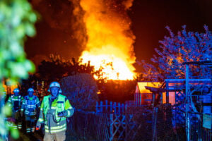 Feuerwehreinsatz in Cottbus: Gartenlaube stand in Flammen