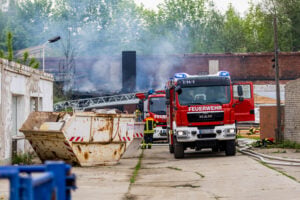Feuerwehreinsatz in Neupetershain: Flammen & Rauch auf Firmengelände