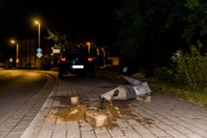Verkehrsunfall in Cottbus-Sielow. Auto reißt Laterne komplett um