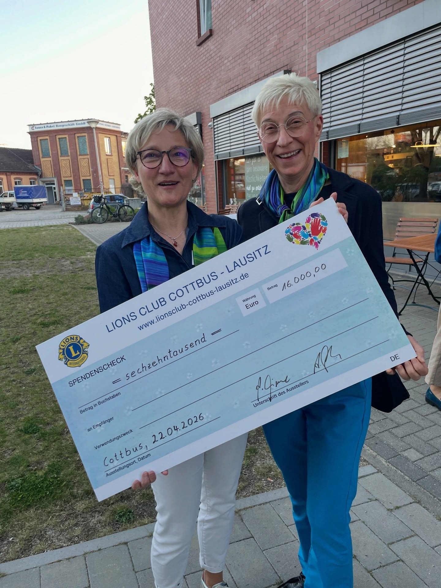 16.000 Euro kamen durch den Verkauf des Lions Club Cottbus-Lausitz Adventskalenders 2025 zusammen