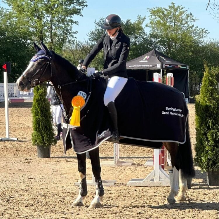 Romy Schnapke auf ihrem Pferd; Reitverein Sielow