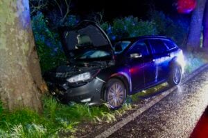 Auto prallt bei Mittenwalde gegen Baum. Fahrerin verletzt