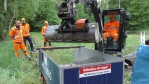 DB-Azubis erneuern Gleise der Parkeisenbahn Lauchhammer