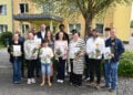 Landrat Marcel Schmidt (hinten 3.v.l.) mit den neuen Staatsbürgerinnen und Staatsbürgern des Landkreis Elbe-Elster beim Gruppenfoto vor dem Ordnungsamt in Herzberg anlässlich der Einbürgerungsfeier. (Bild: Pressestelle Kreisverwaltung/ Torsten Hoffgaard)