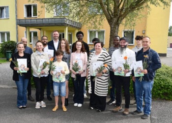 Landrat Marcel Schmidt (hinten 3.v.l.) mit den neuen Staatsbürgerinnen und Staatsbürgern des Landkreis Elbe-Elster beim Gruppenfoto vor dem Ordnungsamt in Herzberg anlässlich der Einbürgerungsfeier. (Bild: Pressestelle Kreisverwaltung/ Torsten Hoffgaard)
