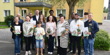 Landrat Marcel Schmidt (hinten 3.v.l.) mit den neuen Staatsbürgerinnen und Staatsbürgern des Landkreis Elbe-Elster beim Gruppenfoto vor dem Ordnungsamt in Herzberg anlässlich der Einbürgerungsfeier. (Bild: Pressestelle Kreisverwaltung/ Torsten Hoffgaard)
