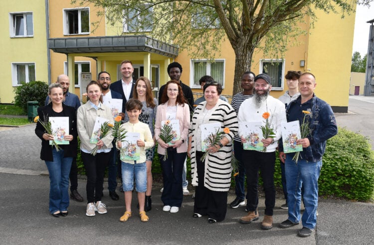Landrat Marcel Schmidt (hinten 3.v.l.) mit den neuen Staatsbürgerinnen und Staatsbürgern des Landkreis Elbe-Elster beim Gruppenfoto vor dem Ordnungsamt in Herzberg anlässlich der Einbürgerungsfeier. (Bild: Pressestelle Kreisverwaltung/ Torsten Hoffgaard)