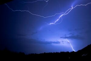Starkregen & Gewitter in Südbrandenburg: DWD warnt bis in den Morgen