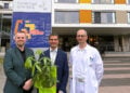 Geschäftsführer Tobias Grundmann (links) und der Leitende Chefarzt Dr. med. Gunter Voskamp (rechts) begrüßen den neuen Chefarzt MUDr. Jan Rajtmajer 
Foto vom 04.05.2026; aufgenommen von Anja Schröder (Referentin Öffentlichkeitsarbeit, Krankenhaus Spremberg)