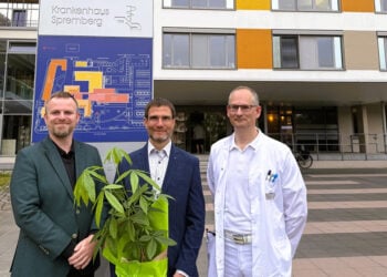 Geschäftsführer Tobias Grundmann (links) und der Leitende Chefarzt Dr. med. Gunter Voskamp (rechts) begrüßen den neuen Chefarzt MUDr. Jan Rajtmajer 
Foto vom 04.05.2026; aufgenommen von Anja Schröder (Referentin Öffentlichkeitsarbeit, Krankenhaus Spremberg)