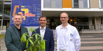 Geschäftsführer Tobias Grundmann (links) und der Leitende Chefarzt Dr. med. Gunter Voskamp (rechts) begrüßen den neuen Chefarzt MUDr. Jan Rajtmajer 
Foto vom 04.05.2026; aufgenommen von Anja Schröder (Referentin Öffentlichkeitsarbeit, Krankenhaus Spremberg)