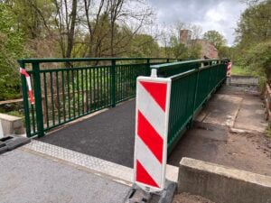 Neue Fußgänger- und Radwegebrücke in Staakmühle freigegeben
