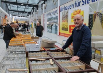 Über 250.000 alte Ansichtskarten werden im Cottbuscenter angeboten. (Bild: Veranstalter)