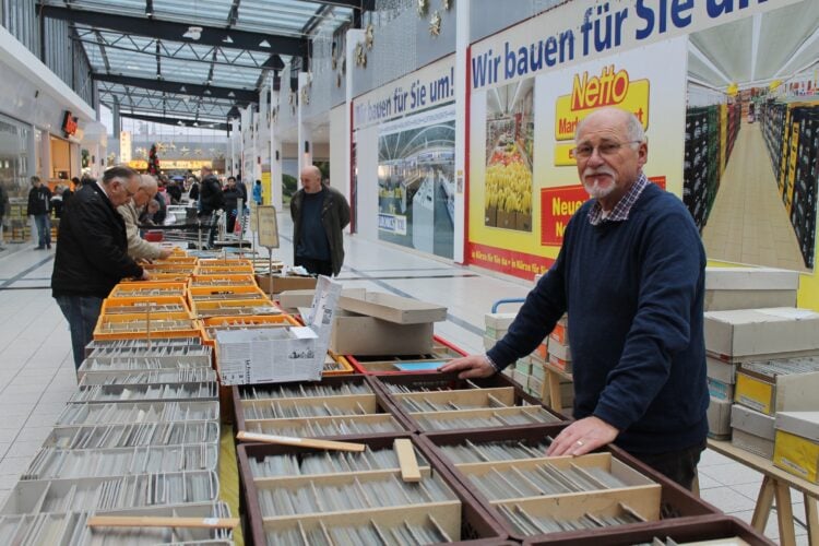 Über 250.000 alte Ansichtskarten werden im Cottbuscenter angeboten. (Bild: Veranstalter)