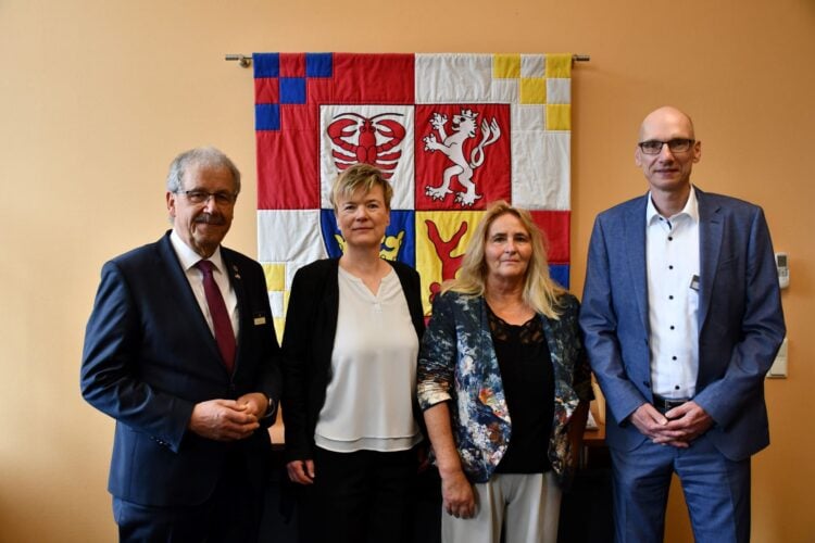v.l. Landrat Harald Altekrüger, CIT-Geschäftsführerinnen Silke Steiniger und Heike Gensing, Wirtschafts- u. Finanzdezernent Carsten Billing (Quelle: Landkreis Spree-Neiße)
