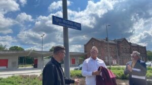 Bahnhofsvorplatz in Spremberg trägt nun Namen von Egon Wochatz