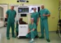 Die erste Knieoperation mit Apollo-Assistenz. Das OP-Team ist zufrieden. V.l. Marius Swierkowski, Rüdiger Schubert (beide Firma Corin), die Operationstechnischen Assistentinnen Marisa Lopenz und Laura Bormann sowie Chefarzt Dr. medic Ruslan Netedu. (NWG/Renate Kulick-Aldag)