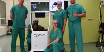 Die erste Knieoperation mit Apollo-Assistenz. Das OP-Team ist zufrieden. V.l. Marius Swierkowski, Rüdiger Schubert (beide Firma Corin), die Operationstechnischen Assistentinnen Marisa Lopenz und Laura Bormann sowie Chefarzt Dr. medic Ruslan Netedu. (NWG/Renate Kulick-Aldag)