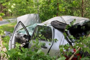 Auto prallt bei Graustein gegen Baum: 24-Jährige schwer verletzt