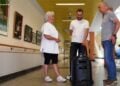 Wirtschaftsleiterin Kerstin Kaiser, Steffen Sabsch und Alexander Petzold (v.l.) sind sehr zufrieden mit der Reinigungsleistung des Roboters. (Bild: Diakoniekrankenhaus Naëmi Wilke Guben)