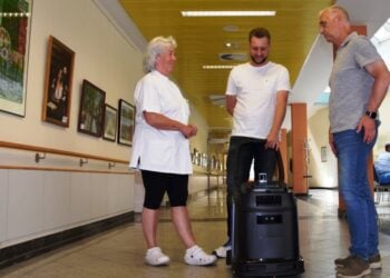 Wirtschaftsleiterin Kerstin Kaiser, Steffen Sabsch und Alexander Petzold (v.l.) sind sehr zufrieden mit der Reinigungsleistung des Roboters. (Bild: Diakoniekrankenhaus Naëmi Wilke Guben)