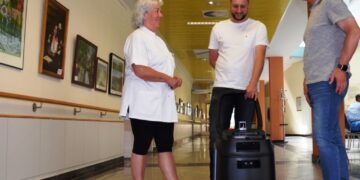 Wirtschaftsleiterin Kerstin Kaiser, Steffen Sabsch und Alexander Petzold (v.l.) sind sehr zufrieden mit der Reinigungsleistung des Roboters. (Bild: Diakoniekrankenhaus Naëmi Wilke Guben)
