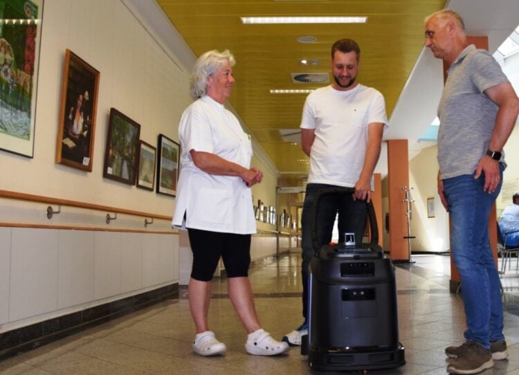 Wirtschaftsleiterin Kerstin Kaiser, Steffen Sabsch und Alexander Petzold (v.l.) sind sehr zufrieden mit der Reinigungsleistung des Roboters. (Bild: Diakoniekrankenhaus Naëmi Wilke Guben)
