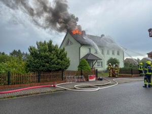 Flammen nach Blitzschlag: Feuerwehr löscht Dachstuhl in Lauta