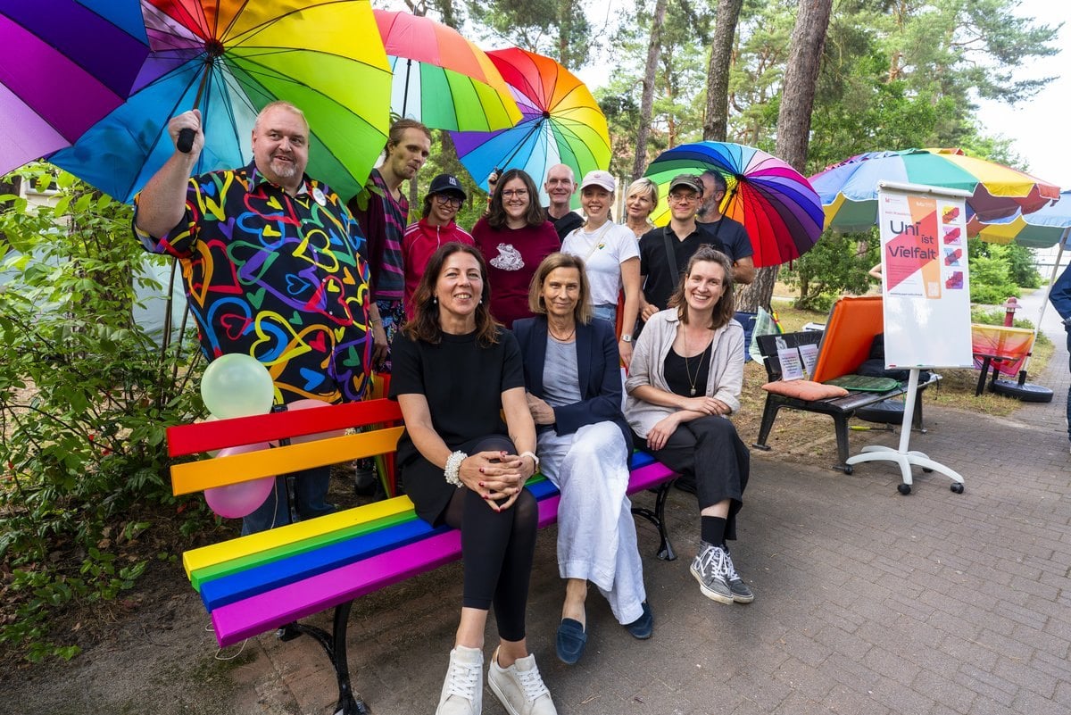 Regenbogenbank beim Campusfest Sachsendorf am BTU-Campus