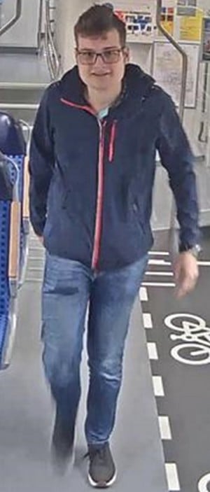 Fahndungsfoto der Bundespolizei zur Öffentlichkeitsfahndung am Flughafen BER, unbekannter Tatverdächtiger in Ganzkörperaufnahme