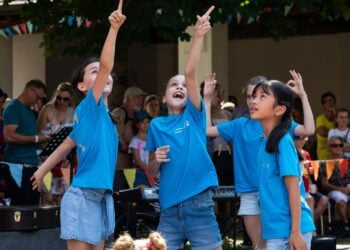 Kinder des Cottbuser Kindermusicals beim Auftritt auf dem Sommerfest