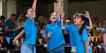 Kinder des Cottbuser Kindermusicals beim Auftritt auf dem Sommerfest