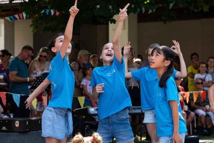 Kinder des Cottbuser Kindermusicals beim Auftritt auf dem Sommerfest
