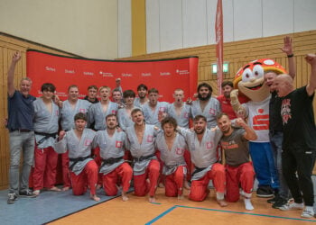 Bundesliga-Judoka des KSC ASAHI Spremberg mit Vertretern der Sparkasse Spree-Neiße